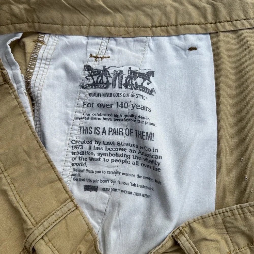 Levis Cargo Shorts Khaki Tan 6 Pocket Mens Size 42‎ x 11 Gorpcore Read! Flaws